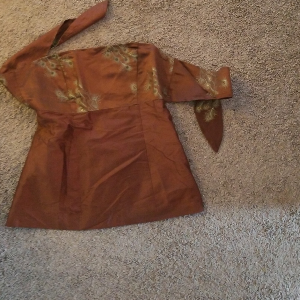 Textured satin tube top with peacock print